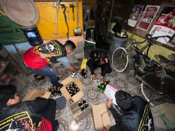Polres Gresik Amankan Dua Penjual Miras, Puluhan Botol Disita dalam Operasi Turjawali