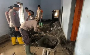 Polisi Bersihkan Rumah Warga Terdampak Erupsi Semeru di Dusun Sumbersari Lumajang