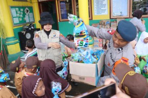 Polisi Gelar Trauma Healing dan Berbagi Snack untuk Pelajar Terdampak Erupsi Gunung Semeru