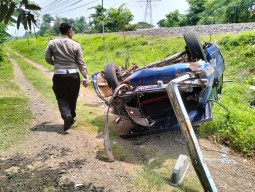 Unit Laka Polres Pasuruan Bergerak Cepat Tangani Tabrakan Mobil–Kereta di Beji, Empat Meninggal Dunia