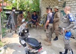 Warga jalan Wilis Atas Amankan ODGJ Meresahkan, Satpol PP Sampang Turun Tangan