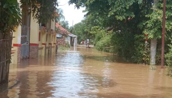 Banjir Terjang Sejumlah Wilayah di Sampang, Ketinggian Air Capai 70 Cm