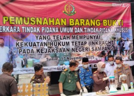 Kejari Sampang Musnahkan Ribuan Barang Bukti, Narkotika dan Pencabulan Dominasi Kasus
