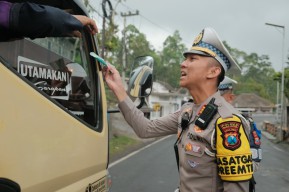Polres Malang Bagikan Masker ke Pengendara di Perbatasan Lumajang Dampak Erupsi Semeru