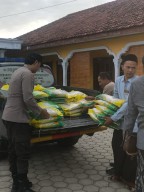Kapolres Tulungagung Salurkan Bantuan 500 Kg Paket Sembako Untuk Ponpes Al Falah Trenceng