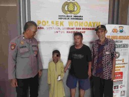Polsek Wonoayu Kembalikan Anak Laki-Laki ke Pihak Keluarga yang Ditemukan di Pagerngumbuk
