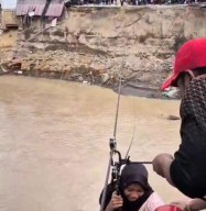 Brimob Aceh Pasang Tali Sling pada Jembatan Putus dan Geser Speed Boat untuk Mendukung Mobilitas Warga di Bireuen