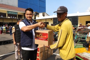 Sambut HUT Reserse ke-78, Polres Pelabuhan Tanjung Perak Bagikan Ratusan Sembako ke Tukang Becak