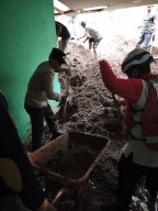 Anggota Polsek Nongkojajar dan Warga Evakuasi Korban Longsor di Tlogosari