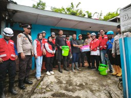 Polres Pasuruan Salurkan Bantuan Sosial kepada Keluarga Korban Longsor Tlogosari