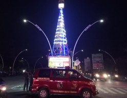 Maknai Perayaan Natal Tahun Ini K2S Bangun Pohon Natal di Bundaran Tirosa