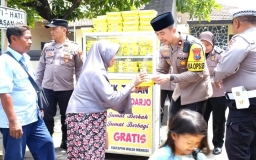 Jumat Berkah Polsek Taman Sidoarjo Bagikan Makanan Gratis