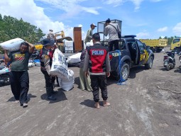 Personel Gabungan Polda Jatim Lakukan Aksi Kemanusiaan Pascabanjir Lahar Semeru di Lumajang