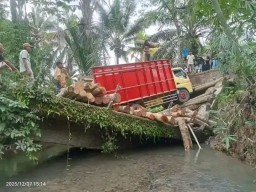 Jembatan Ambruk di Desa Kramatjaya, Warga Minta Pemerintah Kabupaten Pandeglang dan Provinsi Banten Segera di Perbaiki