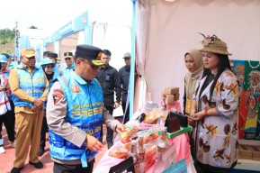 Wakapolri Tinjau UMKM, Bakes, dan Pembagian Perlengkapan Sekolah Usai Apel Mitra Kamtibmas di Papua