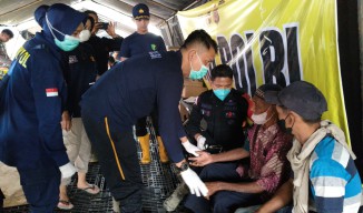 Nakes Polri Berikan Layanan Kesehatan Gratis bagi Korban Banjir di Aceh Tamiang