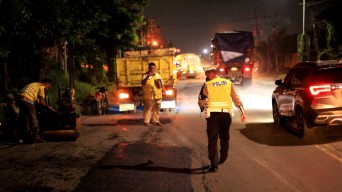 Jelang Nataru, Polres Gresik Tandai Jalan Berlubang di Raya Deandles Demi Keselamatan Pengendara