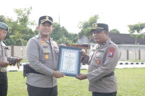 Polres Blitar Gelar Apel Jam Pimpinan dan Berikan Penghargaan kepada Anggota Berprestasi