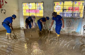 Korpolairud Baharkam Polri Lakukan Normalisasi Sekolah Terdampak Lumpur di Padang Pariaman