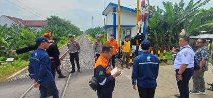 Persiapan Nataru, Antisipasi Laka Kereta Api Satlantas Polres Pasuruan Tutup Perlintasan KA Tanpa Palang Bagi Mobil