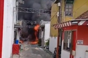 Gudang Sparepart Motor Ludes Terbakar di Petemon Surabaya, Damkar Kerahkan 20 Unit