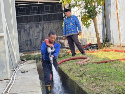 Kegiatan Penyemprotan Saluran Air di Blok Hunian dan Area Branghang Lapas Narkotika kelas llA Pamekasan