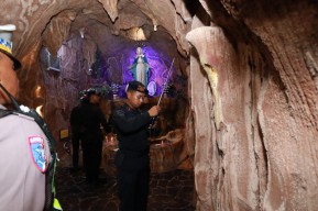 Polrestabes Surabaya dan Detasemen Gegana Satbrimob Polda Jatim melakukan Sterilisasi Gereja Jelang Perayaan Natal 2025