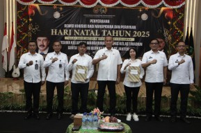 Maknai Hari Raya Natal, Kakanwil Ditjenpas Jatim Serahkan Remisi Khusus bagi Warga Binaan Nasrani Lapas I Madiun