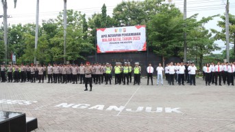 Kapolres Nganjuk Pimpin Apel Kesiapan Pengamanan Malam Natal 2025, Tekankan Kewaspadaan 