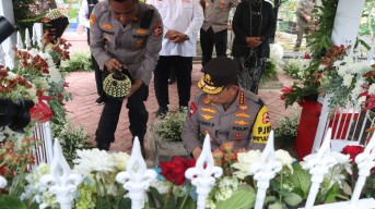 Kapolri Ziarah Makam Marsinah, Tinjau Lokasi Pembangunan Museum Nasional di Nganjuk