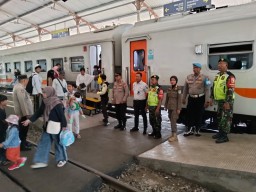 Polres Pasuruan Pantau Arus KA di Bangil, Libur Nataru 2025 Volume Penumpang Turun