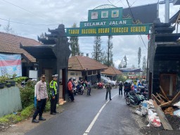 Terpantau Hampir Seribu Wisatawan Masuk Bromo Lewat Tosari Kapolres Pasuruan : Situasi Aman dan Kondusif