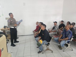Dampingi Pemohon Sim Saat Praktek Simulator, Petugas Pelayanan Prima Satpas Colombo Surabaya