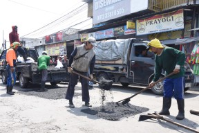 Wabup Sidoarjo Pantau Satgas Jalan Dinas PUBMSDA Sidoarjo Perbaiki Jalan Rusak