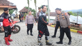 Trabas Kamtibmas, Kapolres Nganjuk Bersama Komunitas Trail Salurkan Bansos dan Layanan Kesehatan Gratis