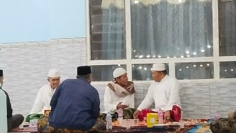 Takziyah ke Rumah Duka, Bupati Aba Idi Lepas Kepergian KH Zubaidi Muhammad dengan Doa