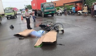 Pemotor dan Penumpangnya Tewas Usai Jatuh Tergelincir dan Tertabrak Truk Tronton di Arteri Porong