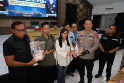 Polres Magetan Kembalikan Emas Senilai 1 Miliar, Pascatangkap 5 Tersangka Pembobol Toko