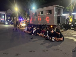 Patroli Cepat Team Jogoboyo Polrestabes Surabaya Amankan 18 Pemuda Diduga Terlibat Bentrok Silat di Kedungdoro