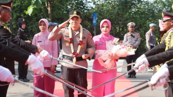 Tradisi Pedang Pora dan Banjari Sambut Kapolres Baru Nganjuk