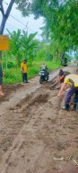 Polsek Winongan Bersama Warga Gelar Bakti Sosial Bersihkan Lumpur Pascabanjir di Desa Prodo