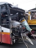 Kecelakaan Beruntun di Kediri, Bus Harapan Jaya Tabrak 1 Rumah, 1 Mobil, dan 1 Motor!