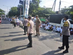 Pengamanan Ketat Polres Tanjung Perak, Haul Akbar Ponpes Al-Fitrah Surabaya Berjalan Aman dan Khidmat.