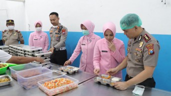 Kapolres Nganjuk Bersama Ketua Bhayangkari Cek SPPG, Pastikan Standar MBG Sesuai SOP