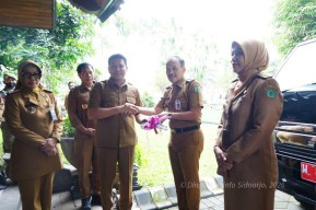 Bupati Sidoarjo Serahkan Mobil Pickup dan Stamper ke 18 Kecamatan, Perbaikan Jalan Dipacu Lewat PIWK