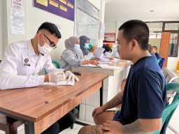 Pemeriksaan kesehatan cek HIV menggunakan rapid test bagi Warga Binaan baru di Lapas Narkotika Kelas IIA Pamekasan
