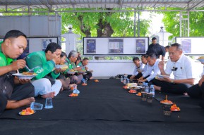 Tutup Tahun dengan Kepedulian, Kakanwil Ditjenpas Jatim Gelar Bansos, Makan Bersama Tukang Ojek Online di Lapas I Madiun