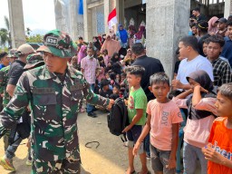 Satgas Yonif TP 836/BY Salurkan Perlengkapan Sekolah untuk Anak-Anak Terdampak Banjir Bandang Aceh