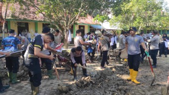Polri Hadir, Rakyat Bangkit Percepat Pemulihan Pascabanjir Bandang di Bireueun Aceh