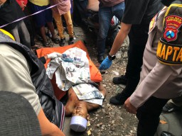 Penemuan Mayat Pria Bersimbah Darah di Depan Warkop Coffee Black Wonokusumo Jaya